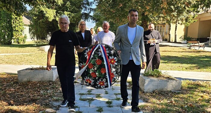 Mesna zajednica Sefkerin: Polaganje venaca i odavanje pošte palim borcima