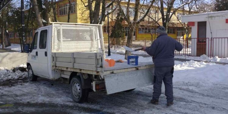Radni vikend za zimske službe. Očišćeni školski prilazi, sve je spremno za drugo polugodište.