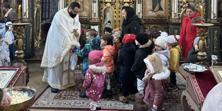 Služena sveta liturgija na praznik Svetog Vasilija Velikog u hramu Svetog Arhangela Gavrila u Sefkerinu