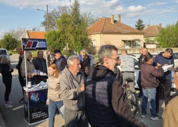 Štand Srpske napredne stranke na pijaci u Opovu – Razgovor sa građanima