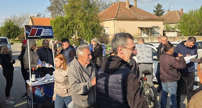 Štand Srpske napredne stranke na pijaci u Opovu – Razgovor sa građanima