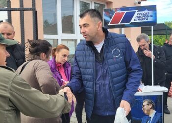 Postavljen štand Srpske napredne stranke na pijaci u Opovu