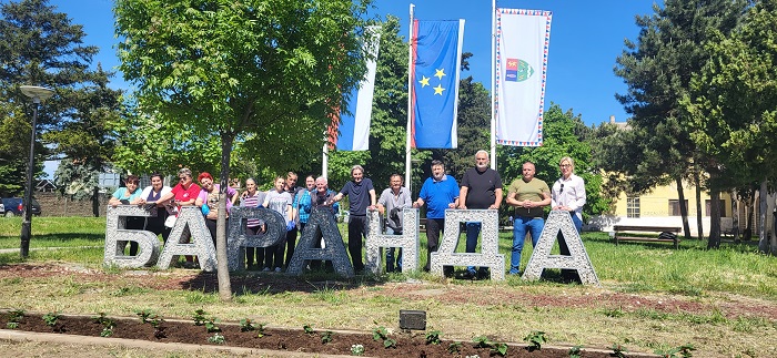 Mesni odbor Baranda: Organizovana akcija sadnje cveća u centru Barande