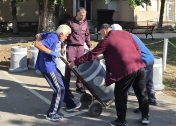 Mesna zajednica Sefkerin. Nove kante za smeće postavljene u centru Sefkerina