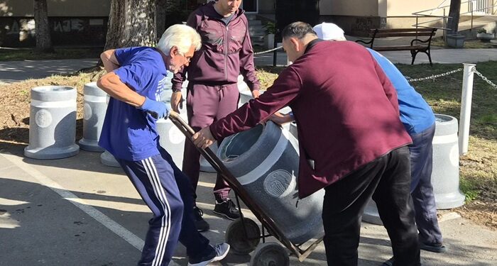Mesna zajednica Sefkerin. Nove kante za smeće postavljene u centru Sefkerina