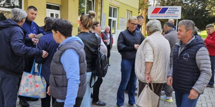Direktan razgovor sa građanima: Štand Srpske napredne stranke održan u Barandi