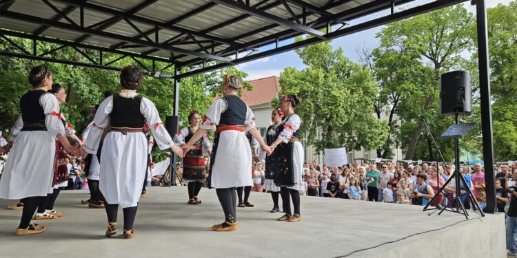 Etno bazar okupio brojne izlagače i folkloraše u okviru „Dana opštine Opovo“