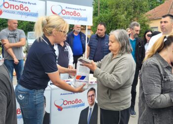 OO SNS Opovo među građanima: Veliko interesovanje uprkos kiši