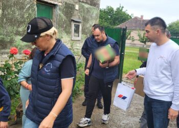 Predstavnici Opštinskog odbora SNS Opovo posetili porodice u Barandi i Sakulama