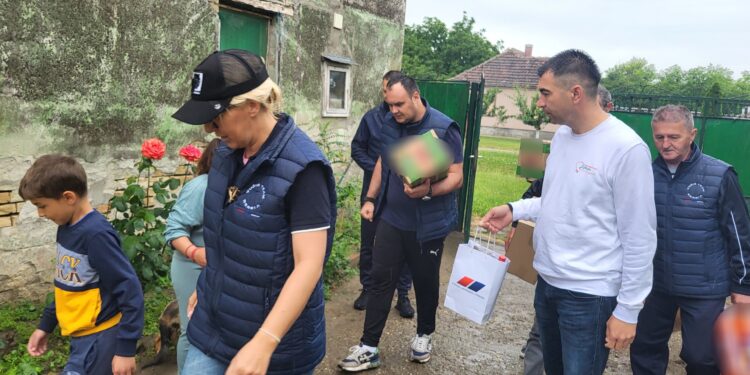 Predstavnici Opštinskog odbora SNS Opovo posetili porodice u Barandi i Sakulama