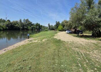 Radnici JP „Mladost“ sproveli akciju košenja trave na glavnoj plaži u Opovu