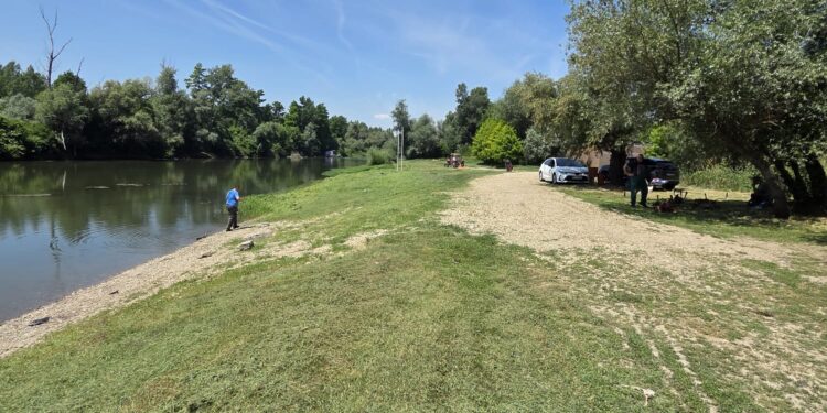 Radnici JP „Mladost“ sproveli akciju košenja trave na glavnoj plaži u Opovu