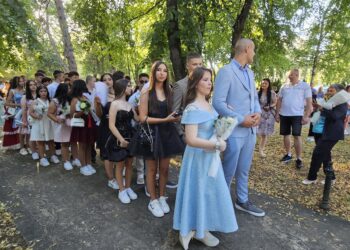 Svečani ispraćaj male mature u Opovu: Osmaci zakoračili u novo poglavlje života