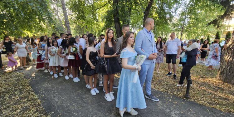Svečani ispraćaj male mature u Opovu: Osmaci zakoračili u novo poglavlje života