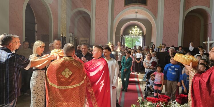 Rezanjem kolača i Svetonikoljskom litijom obeležena hramovna slava i Dan opštine Opovo
