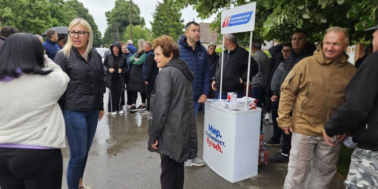 Podrška građana i po lošem vremenu: uspešno održani štandovi SNS