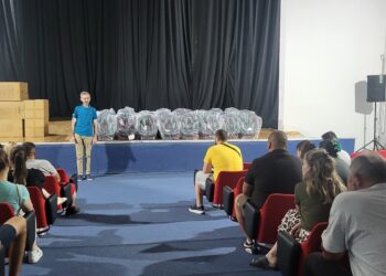 Opština Opovo nastavila podršku porodicama – uručena besplatna autosedišta za decu